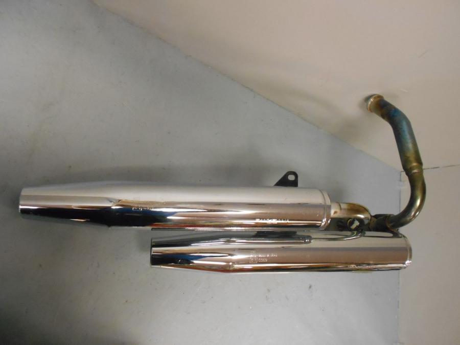 Baksidan på Avgassystem från en Kawasaki VN 1500 -2002 motorcykel.