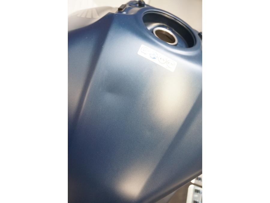 Snett uppifrån på Bensintank från en Honda CB 650 R -2020 motorcykel.