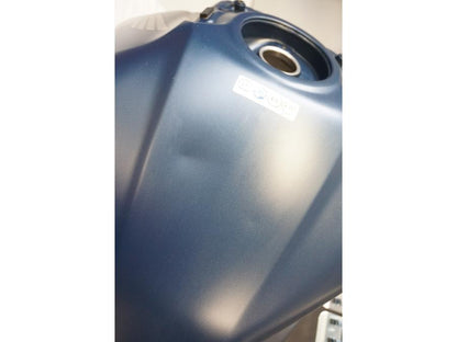 Snett uppifrån på Bensintank från en Honda CB 650 R -2020 motorcykel.