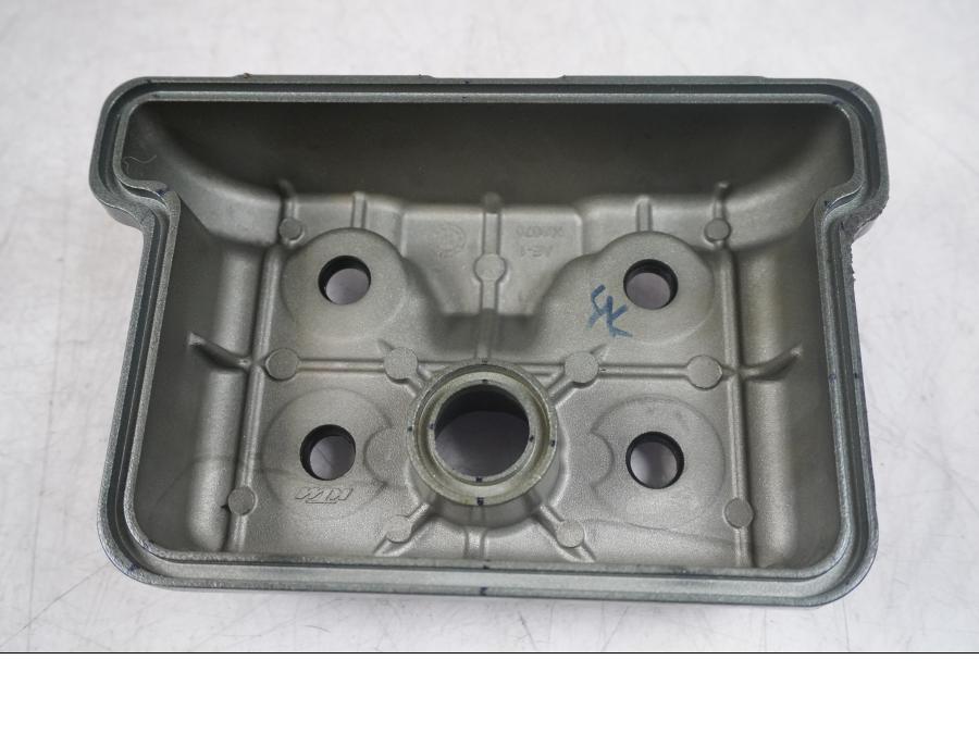 Snett uppifrån på Ventilkåpa från en KTM 125 Duke -2017 motorcykel.