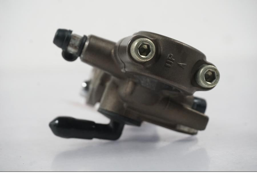 Snett nerifrån på Bromshuvudcylinder från en Kawasaki ZX-6R -2005 motorcykel.