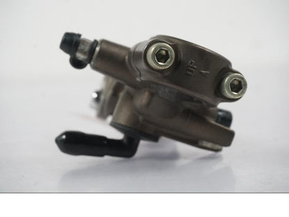 Snett nerifrån på Bromshuvudcylinder från en Kawasaki ZX-6R -2005 motorcykel.