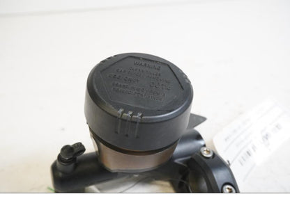 Vänster sida på Bromshuvudcylinder från en BMW K 1300 GT -2009 motorcykel.