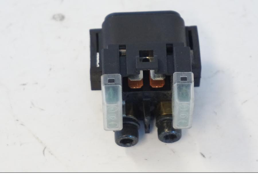 Snett nerifrån på Startrelä från en Kawasaki ER-6N -2012 motorcykel.