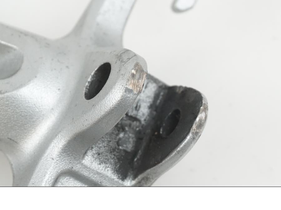 Baksidan på Fotpinnefäste från en Suzuki GSX-R 1000 -2007 motorcykel.