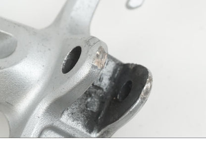 Baksidan på Fotpinnefäste från en Suzuki GSX-R 1000 -2007 motorcykel.