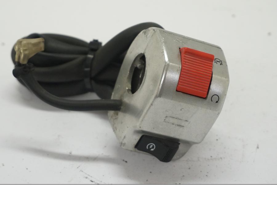 Framsidan på Styrelreglage från en Suzuki VZ 800 -1998 motorcykel.