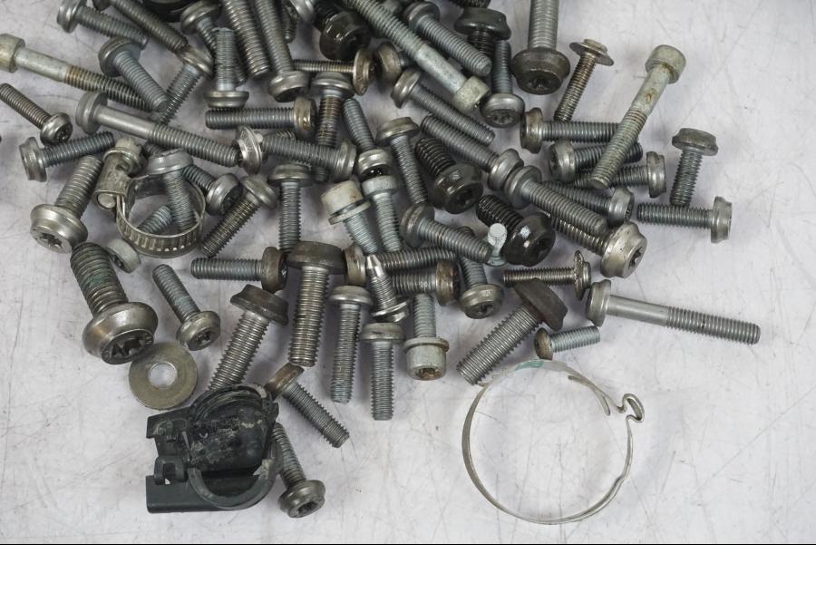 Snett uppifrån på Skruv / Mutter etc från en BMW R 1200 GS -2018 motorcykel.