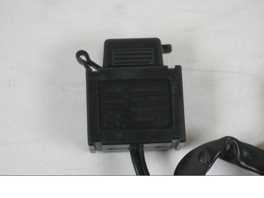 Vänster sida på USB-uttag från en KTM 1290 Super Duke R -2018 motorcykel.