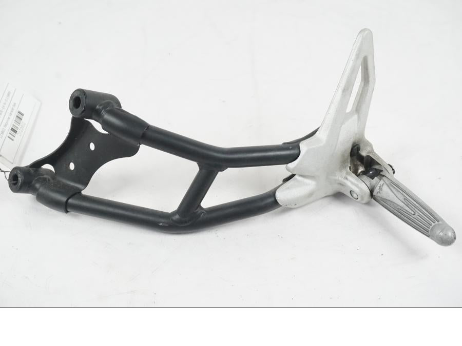 Framsidan på Fotpinne från en MV Agusta Dragster -2014 motorcykel.