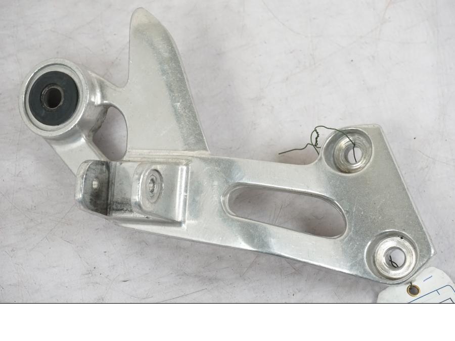 Framsidan på Fotpinnefäste från en Yamaha XJ 900 S -1999 motorcykel.