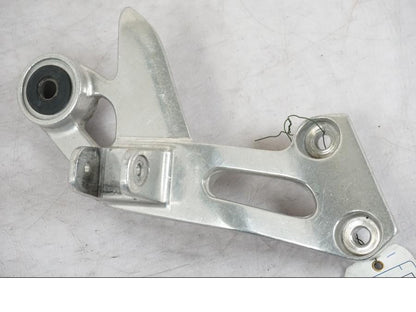 Framsidan på Fotpinnefäste från en Yamaha XJ 900 S -1999 motorcykel.