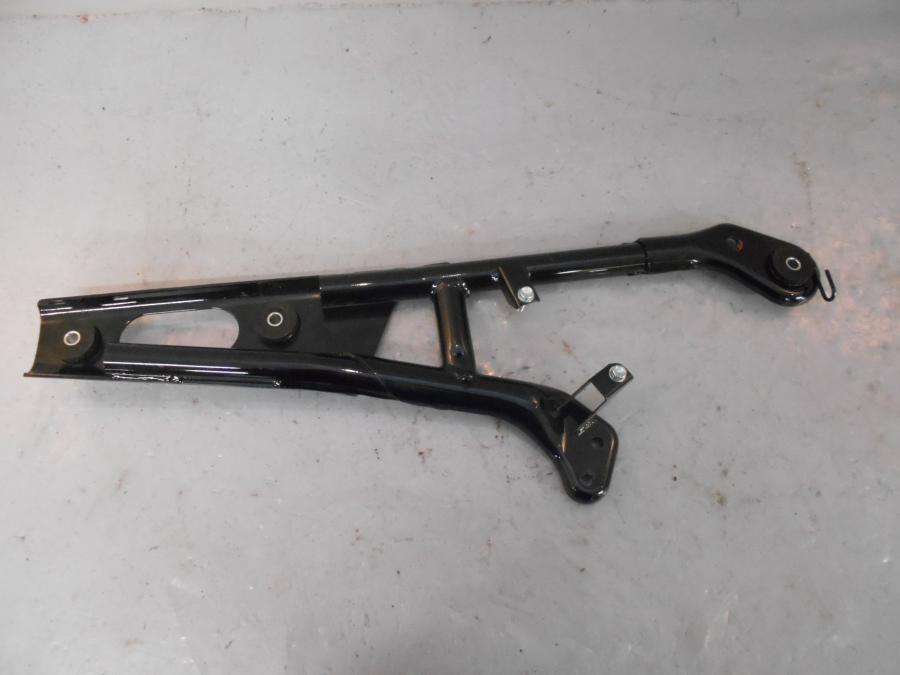 Framsidan på Ljuddämparfäste från en Suzuki M 1800 -2008 motorcykel.