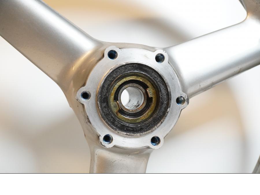 Baksidan på Fälg från en Triumph Sprint RS -2004 motorcykel.