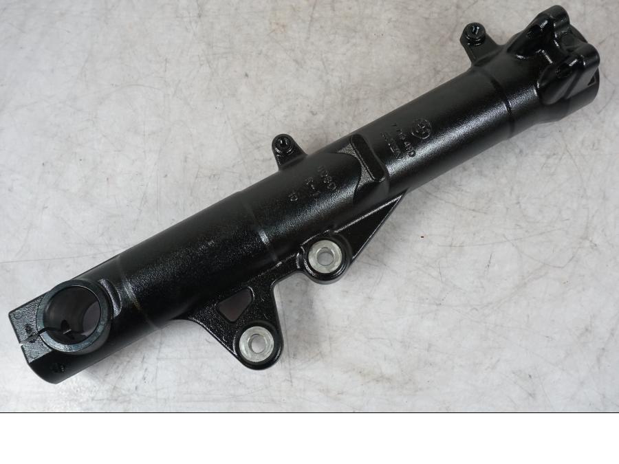 Snett nerifrån på Gaffelben från en BMW F 800 R -2009 motorcykel.