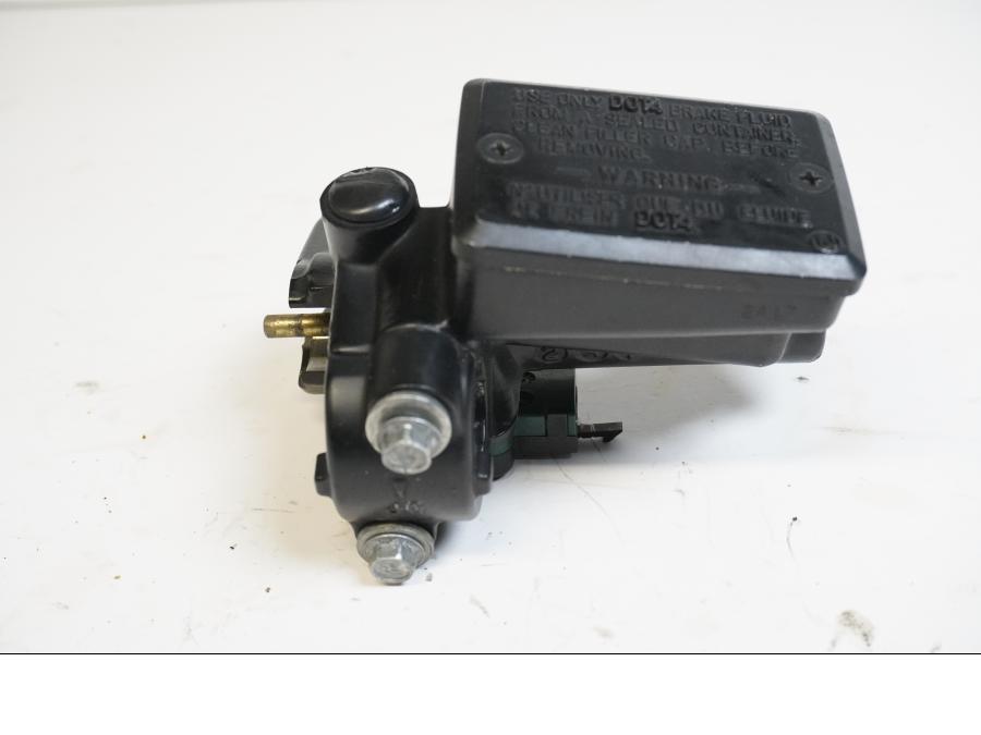 Baksidan på Kopplingshuvudcylinder från en Kawasaki ZZR 1200 -2002 motorcykel.