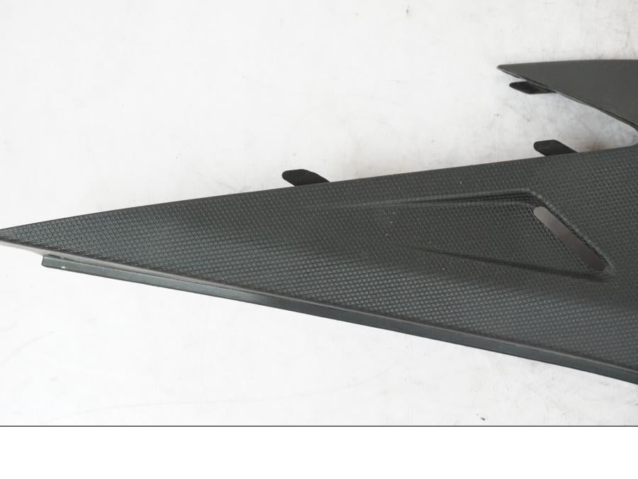 Vänster sida på Sidopanel från en Aprilia RSV4 1000 RF  -2015 motorcykel.