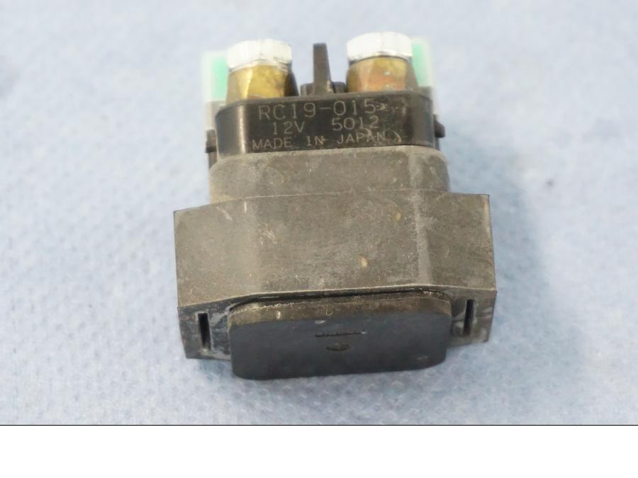 Snett nerifrån på Startrelä från en Yamaha X-Max 250 -2016 scooter.