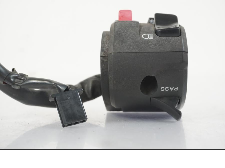 Vänster sida på Styrelreglage från en Kawasaki ER-6F -2010 motorcykel.