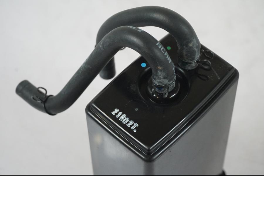 Vänster sida på Fuel Evap System från en Kawasaki Z 900 -2021 motorcykel.