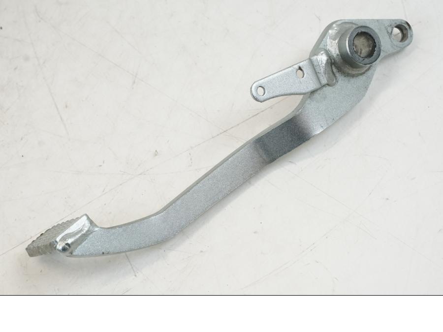 Snett nerifrån på Bromspedal från en Yamaha YZF R7 -2022 motorcykel.