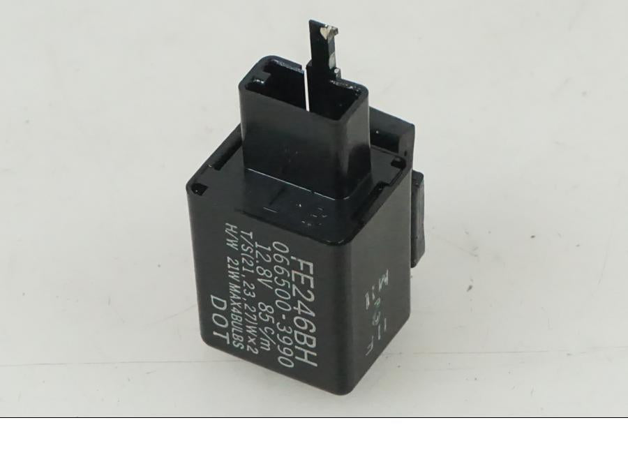 Framsidan på Blinkersrelä från en Honda CBR 1000 -2005 motorcykel.