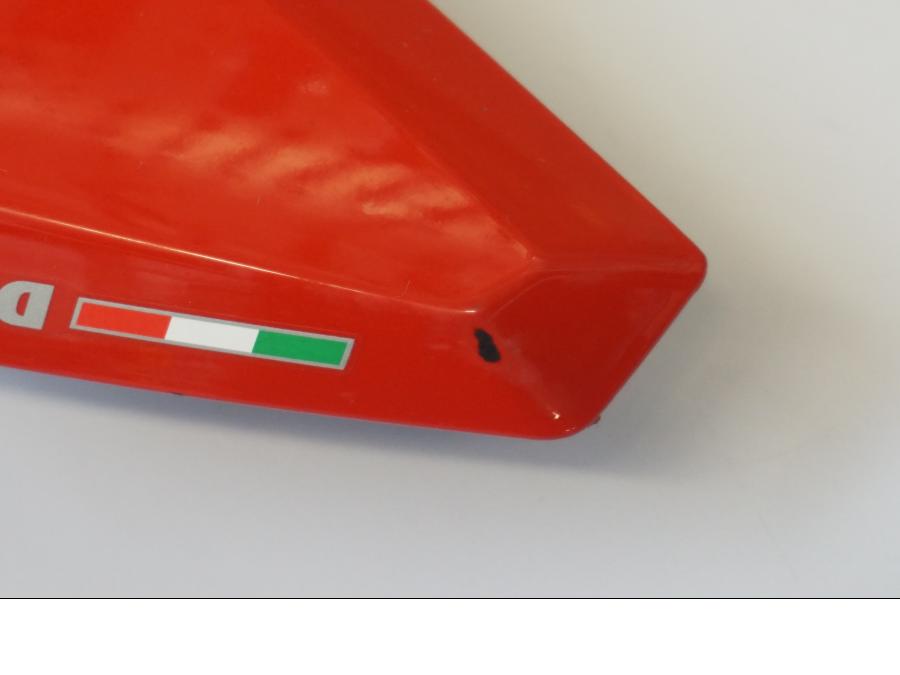 Snett uppifrån på Sidopanel från en Ducati Supersport 939 -2020 motorcykel.