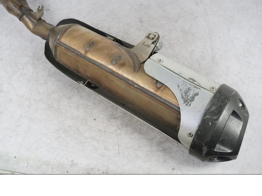 Vänster sida på Avgassystem från en Yamaha YZF-R 125 -2008 motorcykel.