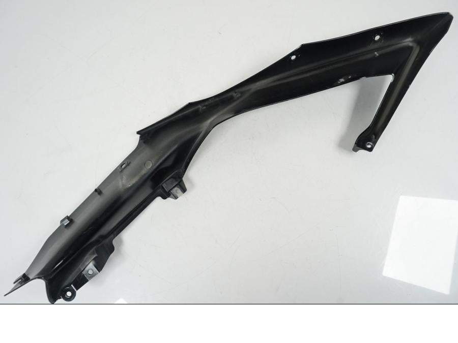 Snett nerifrån på Sidkåpa från en Yamaha YZF 1000 R1 -2007 motorcykel.