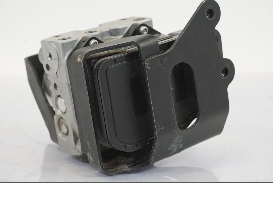 Vänster sida på ABS Modulator från en Honda NT 700 -2008 motorcykel.