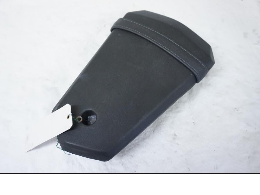 Vänster sida på Sadel från en Yamaha YZF-R 125 -2009 motorcykel.