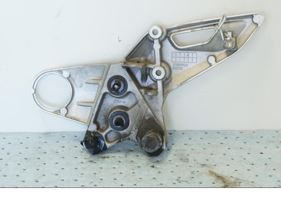 Baksidan på Fotpinnefäste från en Suzuki GSX 1300 BK -2008 motorcykel.