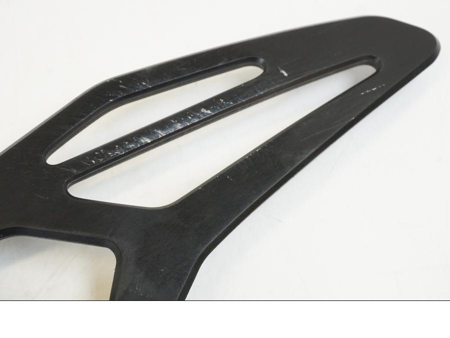 Baksidan på Fotpinnefäste från en Yamaha YZF R7 -2022 motorcykel.