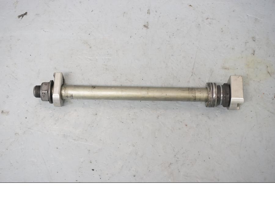 Framsidan på Axel från en Triumph Street Twin -2016 motorcykel.