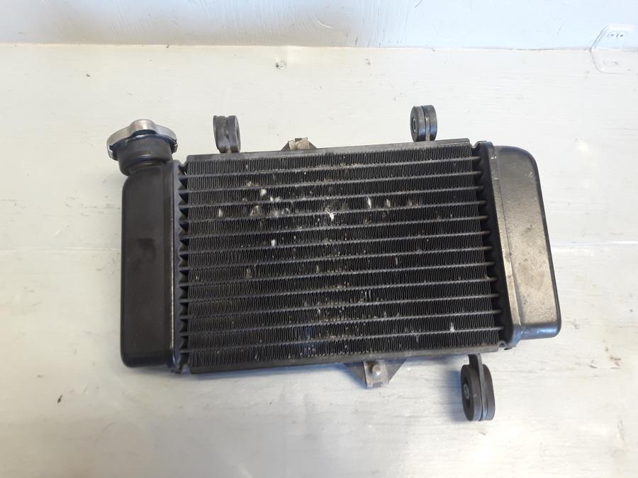 Framsidan på Vattenkyl från en Yamaha MT 125 -2017 motorcykel.