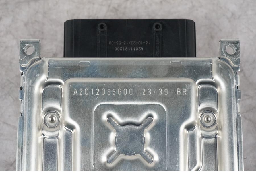 Snett nerifrån på CDI / ECU från en Ducati Multistrada V4 -2024 motorcykel.