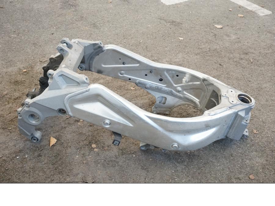 Framsidan på Ram från en Aprilia RSV 1000 R Tuono -2006 motorcykel.