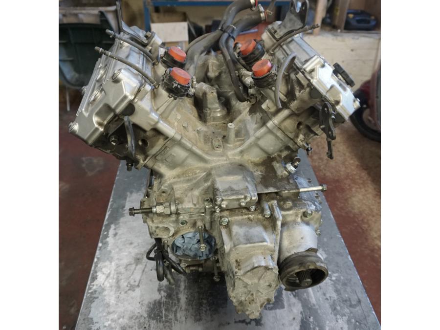 Vänster sida på Motor från en Honda ST 1100 -1999 motorcykel.