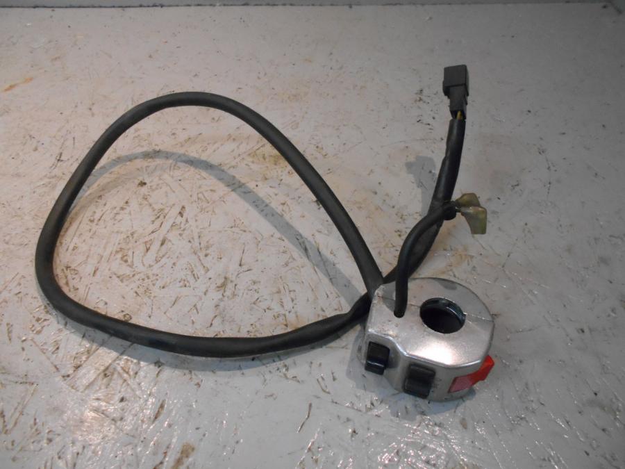 Framsidan på Styrelreglage från en Suzuki VZ 800 -2000 motorcykel.