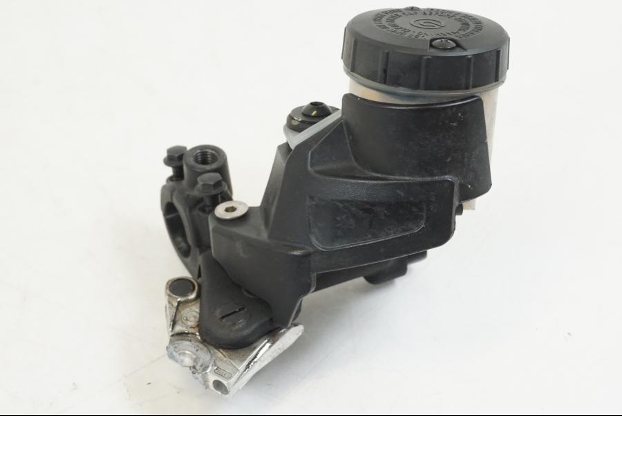 Framsidan på Bromshuvudcylinder från en Aprilia Tuono V4R -2011 motorcykel.