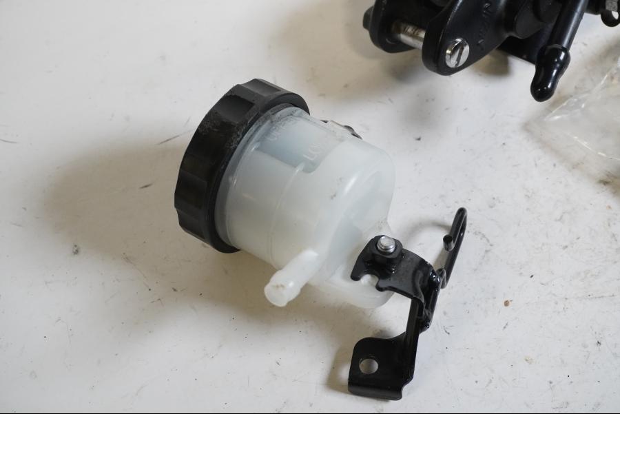 Baksidan på Bromshuvudcylinder från en Kawasaki ZZ-R 1400 -2010 motorcykel.