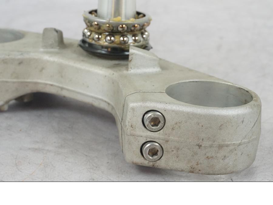 Höger sida på Gaffelkrona från en Triumph Tiger Explorer -2013 motorcykel.