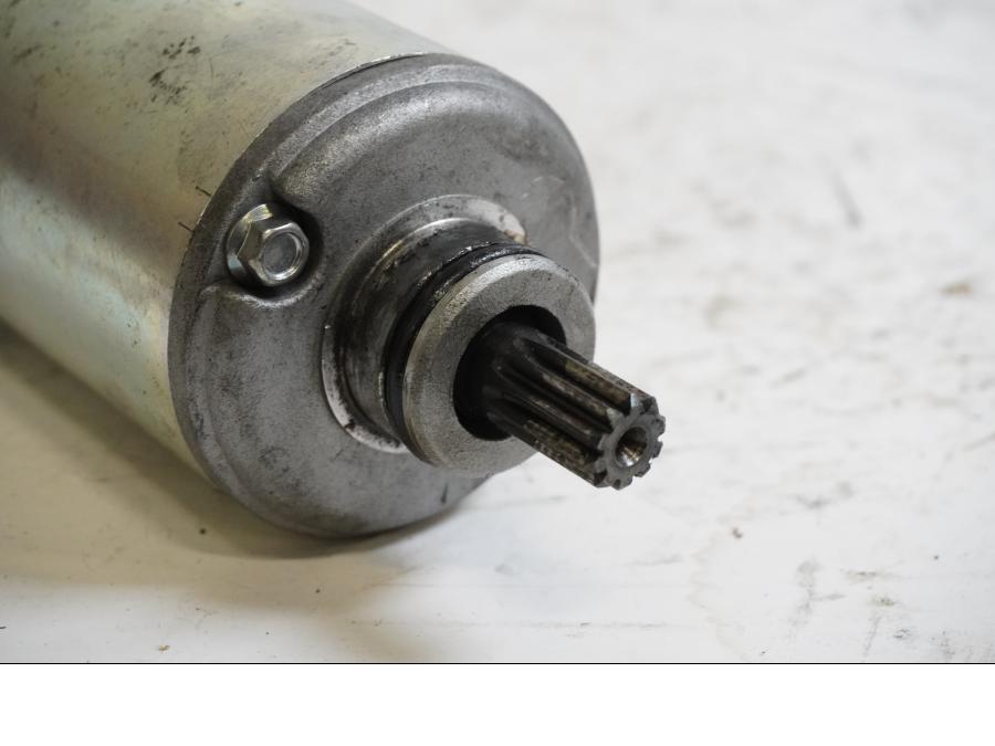 Baksidan på Startmotor från en Kawasaki Z 1000 -2008 motorcykel.