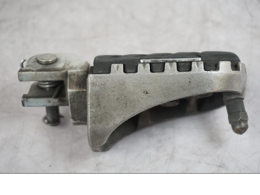 Vänster sida på Fotpinne från en Triumph Tiger -2009 motorcykel.