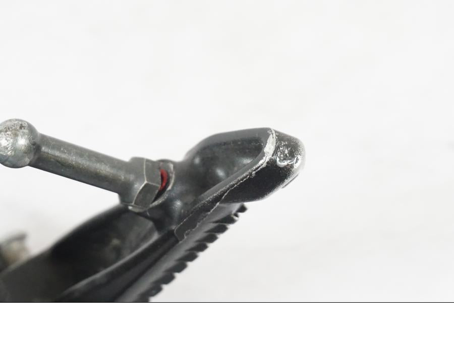 Vänster sida på Fotpinne från en Kawasaki ZX-6R -2011 motorcykel.