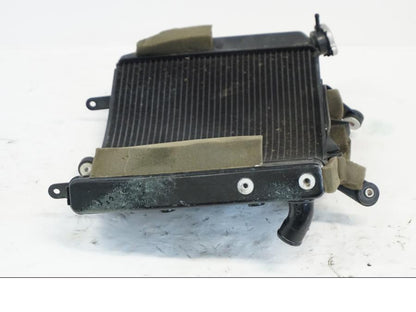 Snett nerifrån på Vattenkyl från en Yamaha YZF R6 -2006 motorcykel.