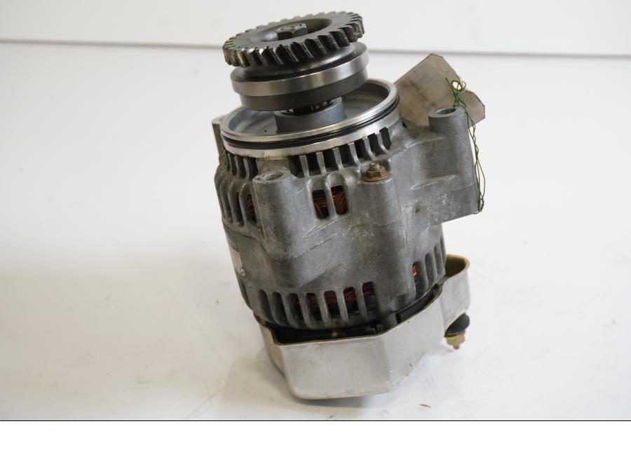 Framsidan på Generator från en Suzuki GSF 600 -2000 motorcykel.