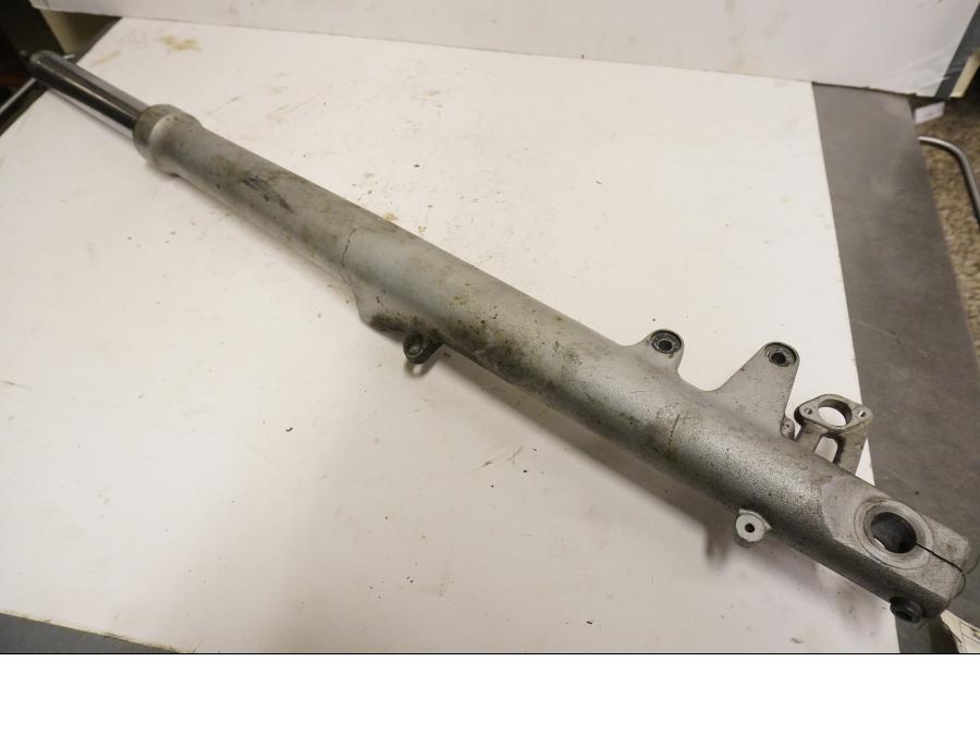 Framsidan på Gaffelben från en BMW R 1150 RT -2002 motorcykel.