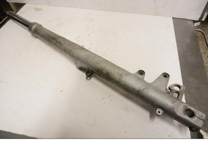 Framsidan på Gaffelben från en BMW R 1150 RT -2002 motorcykel.