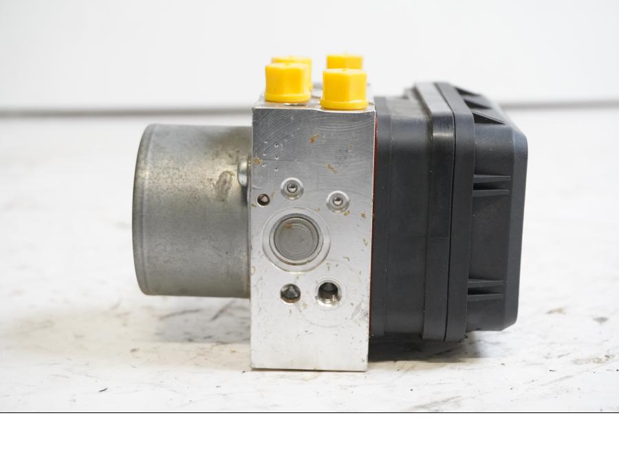 Baksidan på ABS Modulator från en Yamaha MT-07 -2014 motorcykel.